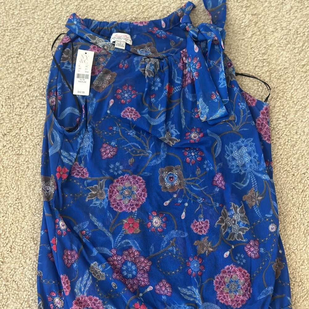 New York and company Top Stylist Tie Knot on neck side